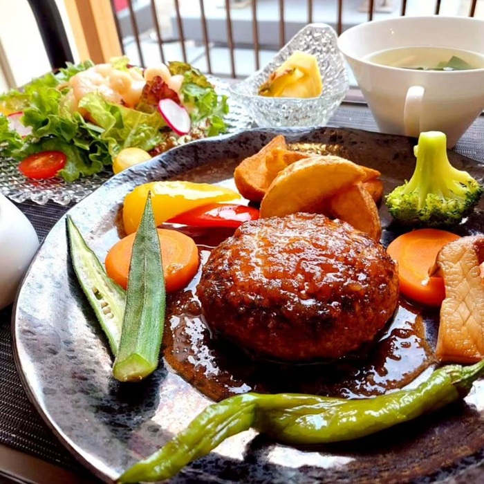 肉汁あふれる特製ハンバーグステーキ